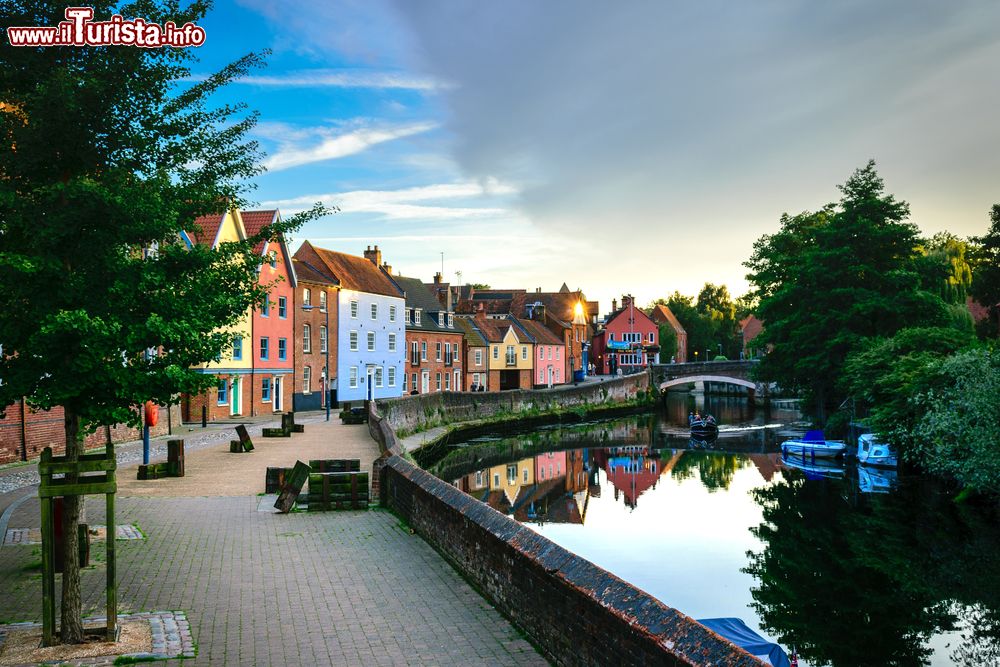 Immagine Passeggiata al tramonto lungo il fiume Wensum a Norwich, Norfolk, Inghilterra.