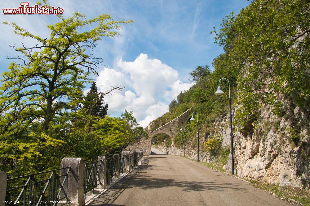 Immagine Passeggiata attorno al castello Albornoz a Spoleto, Umbria. Dalla sommità del colle Sant'Elia domina la valle umbra: la fortezza venne fatta edificare da papa Innocenzo VI° per rendere più evidente l'autorità della chiesa nell'Italia centrale - © Buffy1982 / Shutterstock.com