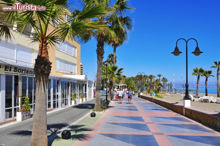 Immagine Passeggiata e spiaggia Bajondillo a Torremolinos, Spagna. Una bella veduta della passeggiata e della spiaggia che si affaccia sulle acque del mare. Fra le più popolari di questo centro turistico, Playa Bajondillo è lunga più di un chilometro e larga all'incirca 40 metri - © nito / Shutterstock.com
