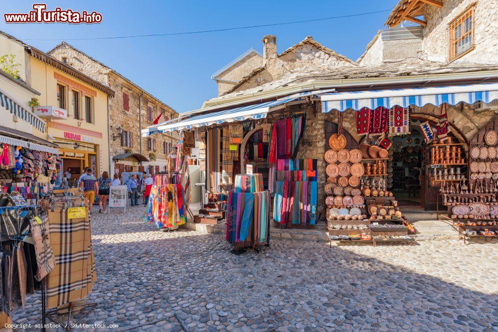 Immagine Passeggiata estiva nel centro storico di Mostar in Bosnia Erzegovina - © asiastock / Shutterstock.com