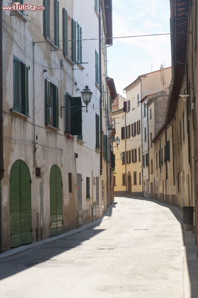 Immagine Passeggiata in una antica strada del borgo di Sinalunga in Toscana.