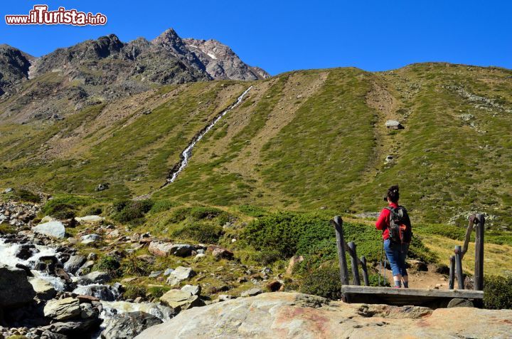 Immagine Passeggiate in Val Senales, Trentino Alto Adige. Sono circa 300 i chilometri di sentieri segnati, diversi per gradi di difficoltà, che permettono agli appassionati di escursionismo e alpinismo di raggiungere agevolmente il mondo dei tremila delle Alpi Venoste. Situata nel parco naturale del Gruppo di Tessa, la Val Senales è il sogno di chi ambisce ad effettuare escursioni fra le affascinanti montagne che raggiungono quota 3.000 metri - © maudanros / Shutterstock.com