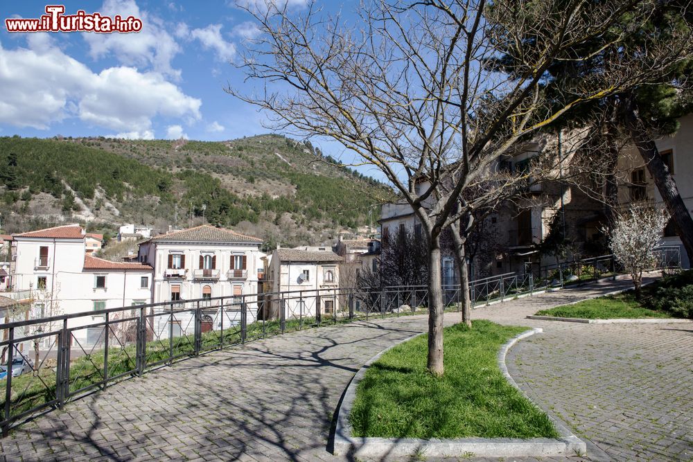 Immagine Passeggiata lungo il borgo abruzzese di Popoli, provincia di Pescara. Ad attirare turisti e visitatori in questo borgo sono monumenti, percorsi escursionistici, tradizioni genuine e il moderno complesso termale.