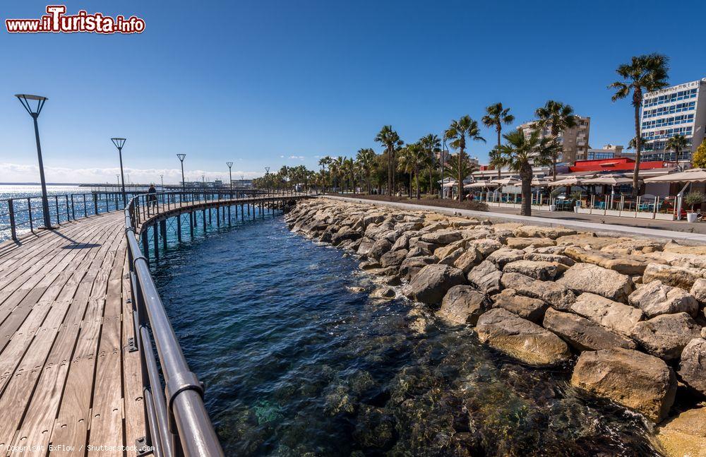 Immagine Passeggiata lungo il parco marino di Molos nei pressi di Limassol, Cipro. Questa ridente località balneare si affaccia sulla baia Akrotiri all'estremità centro-meridionale dell'isola - © ExFlow / Shutterstock.com