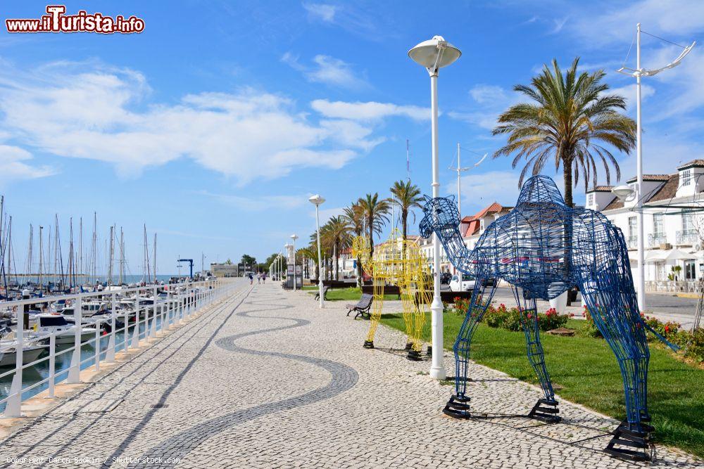 Immagine Passeggiata lungo la marina di Vila Real de Santo Antonio, Portogallo. In primo piano due dromedari realizzati in fil di ferro colorato - © Caron Badkin / Shutterstock.com