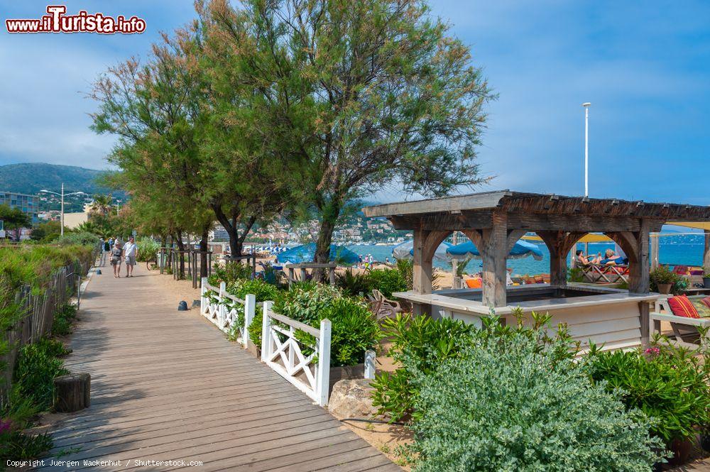 Immagine Passeggiata lungo la spiaggia di Le Lavandou nel dipartimento del Var (Francia) - © Juergen Wackenhut / Shutterstock.com