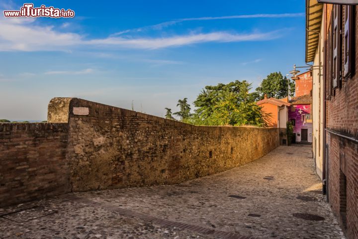 Immagine Un tratto della mura che racchiude il centro storico di Dozza con il bel borgo medievale che sorge attorno alla Rocca ricostruita negli ultimi decenni del XV° secolo e poi trasformata da fortezza in palazzo signorile nel 1594. Sino al 1960, anno di estinzione dell'ultimo erede di questa famiglia, fu residenza privata dei Malvezzi Campeggi - © GoneWithTheWind / Shutterstock.com