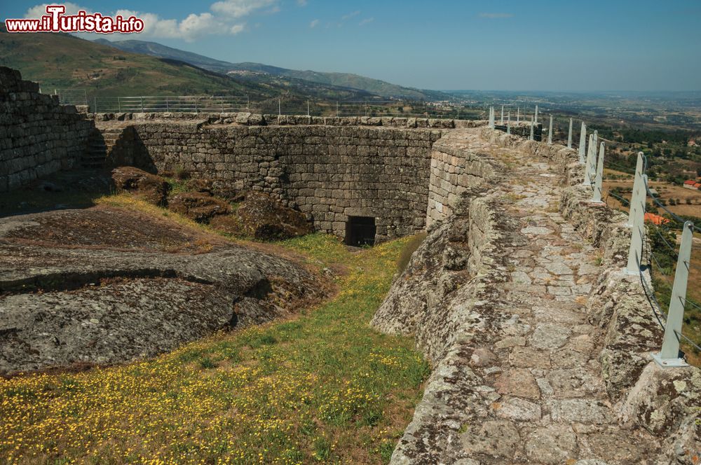 Immagine Passeggiata lungo le possenti mura del castello di Linhares da Beira, Portogallo.