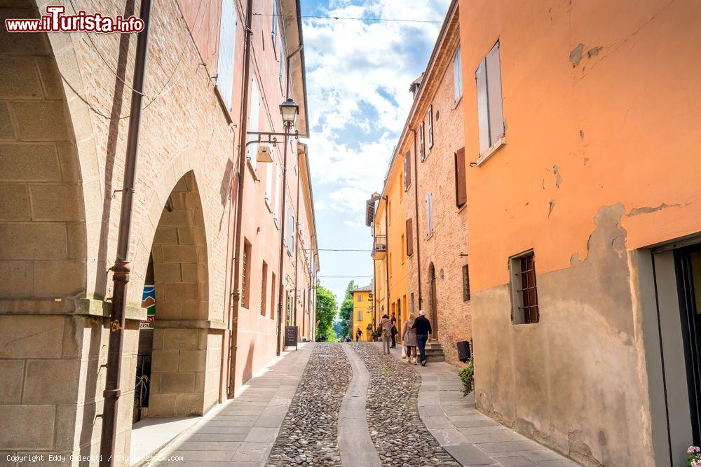 Immagine Passeggiata lungo le vie del centro di Castelvetro di Modena, nelle terre del Lambrusco - © Eddy Galeotti / Shutterstock.com