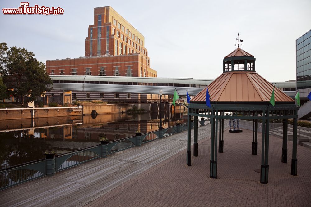 Immagine Passeggiata lungofiume nella città di Lansing, Michigan.