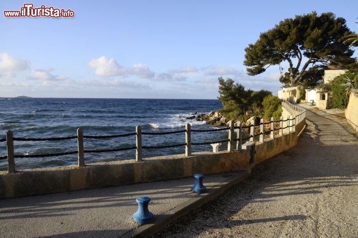 Immagine Passeggiata lungomare a Bandol, Francia. Si respira profumo di mare e natura andando alla scoperta delle bellezze paesaggistiche di questa località del sud francese - © fullempty / Shutterstock.com