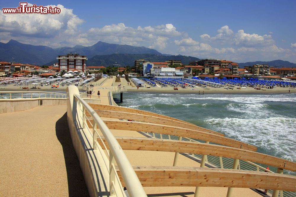 Immagine La passeggiata lungomare a Lido di Camaiore, Lucca, Toscana. Questa stazione balneare all'avanguardia  è caratterizzata da un'elegante passeggiata lungomare, Viale Europa, su cui si affacciano stabilimenti balneari, ristiranti e locali.