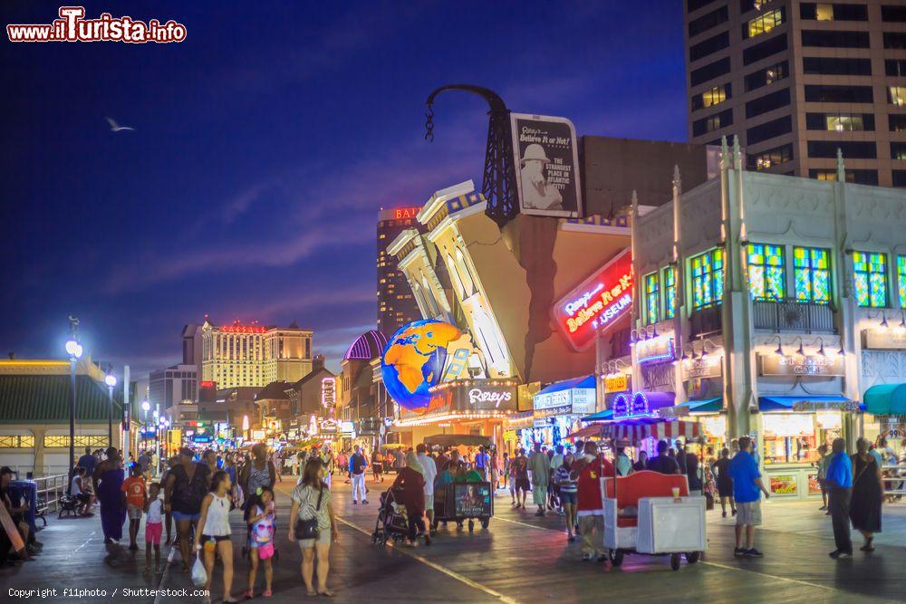 Immagine Passeggiata lungomare by night con casinò a Atlantic City, New Jersey (USA): legalizzato nel 1976, il gioco d'azzardo ha permesso la rinascita della città - © f11photo / Shutterstock.com