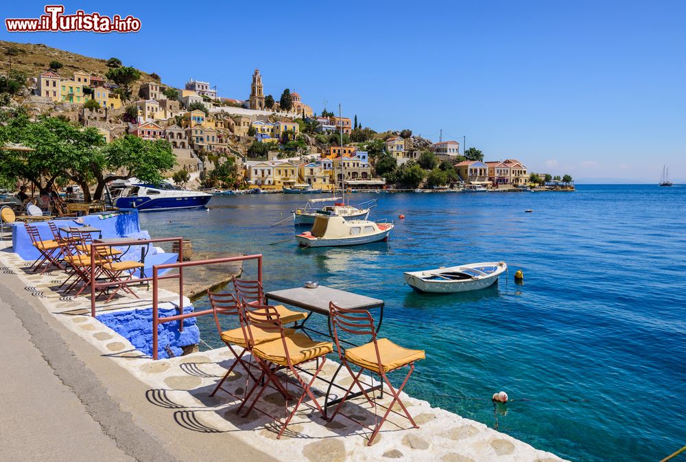 Immagine Passeggiata lungomare dell'isola greca di Symi, Dodecaneso. Si trova a una quarantina di km dalle coste di Rodi nel mar Egeo e fa parte dell'arcipelago del Dodecaneso.