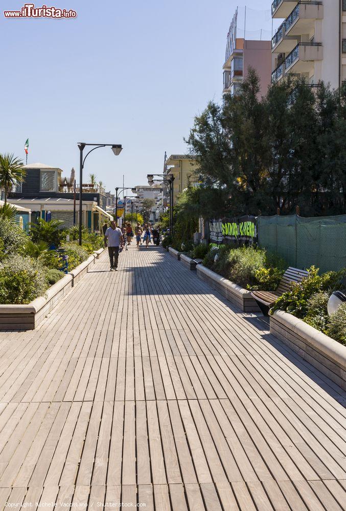 Immagine Passeggiata lungomare di Cattolica, Emilia Romagna. Siamo in una delle principali località turistiche del versante adriatico dell'Italia settentrionale - © Michele Vacchiano / Shutterstock.com