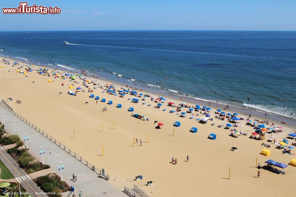 Immagine Passeggiata lungomare e spiaggia di Virginia Beach (Virginia), USA, con gente in relax - © BeeRu / Shutterstock.com