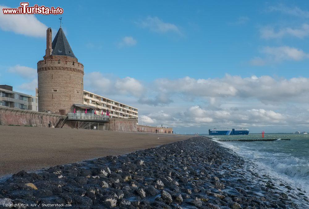 Immagine Passeggiata lungomare nella cittadina di Vlissingen, una delle più antiche della Zelanda, Olanda - © Erik AJV / Shutterstock.com