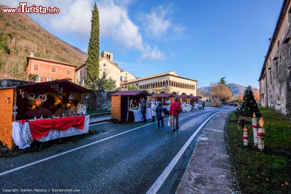 Immagine Passeggiata nei Colori d'Inverno: il mercatino natalizio di Follina, provincia di Treviso, Veneto - © Stefano Mazzola / Shutterstock.com