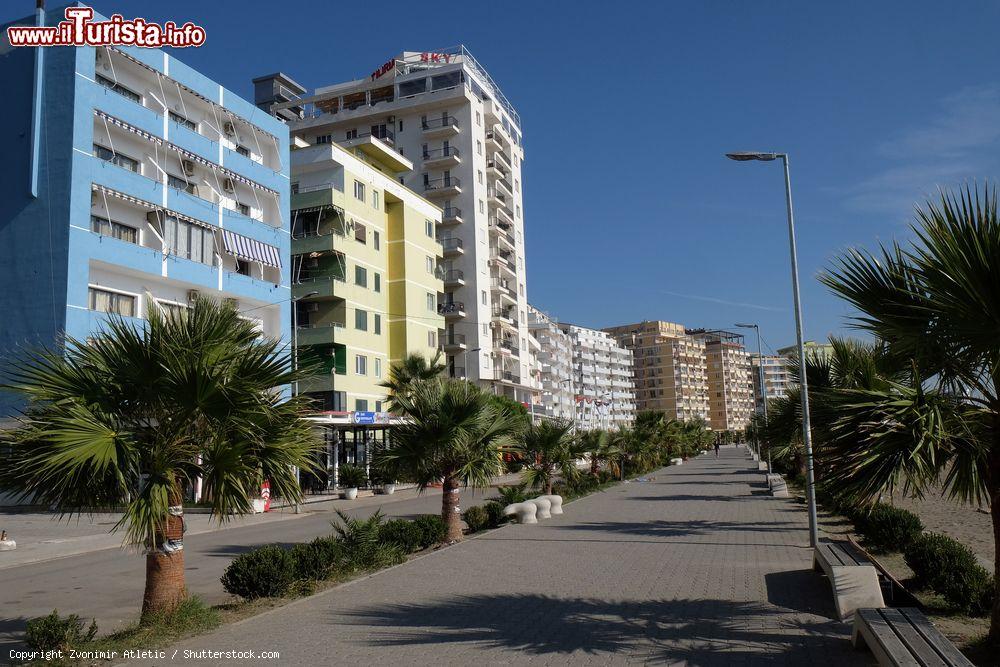 Immagine Passeggiata nel centro di San Giovanni di Medua (Shengjin) in Albania - © Zvonimir Atletic / Shutterstock.com