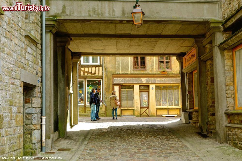 Immagine Passeggiata nel centro medioevale di Domfront in Normandia, nord della Francia. - © Chris Jenner / Shutterstock.com