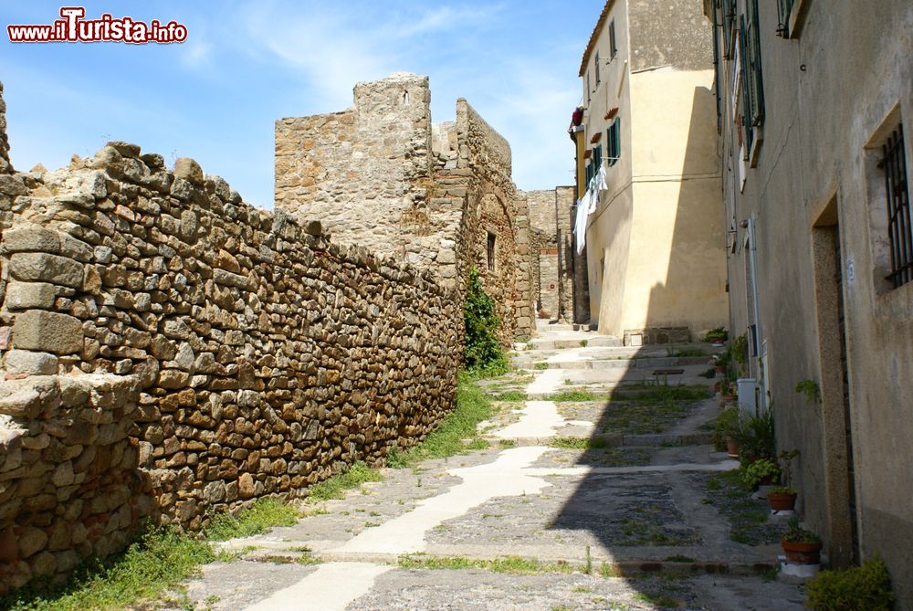 Immagine Passeggiata nel centro storico di Giglio Castello in Toscana