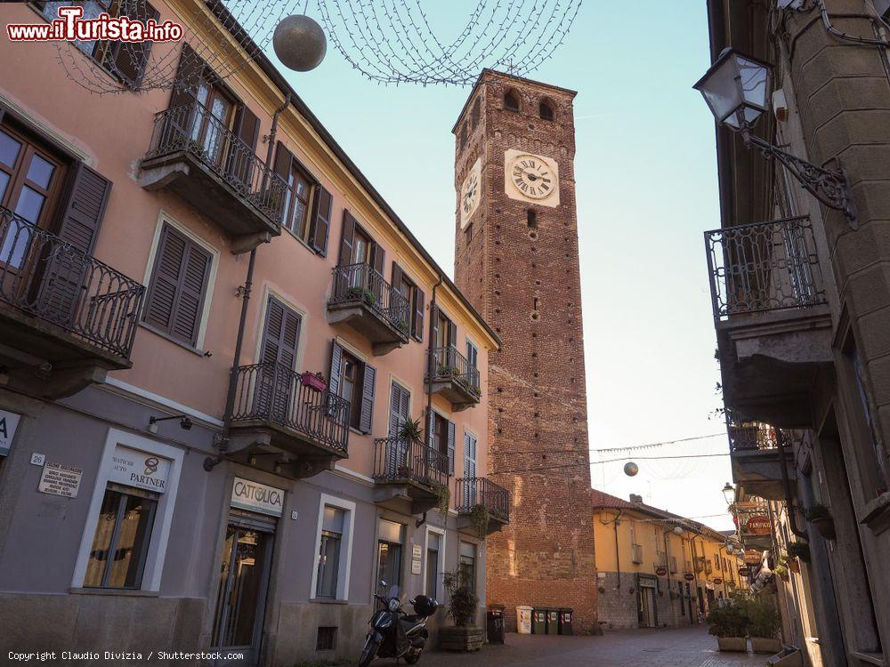 Immagine Passeggiata nel centro storico di Grugliasco in Piemonte, dominato dalla Torre CIvica - © Claudio Divizia / Shutterstock.com