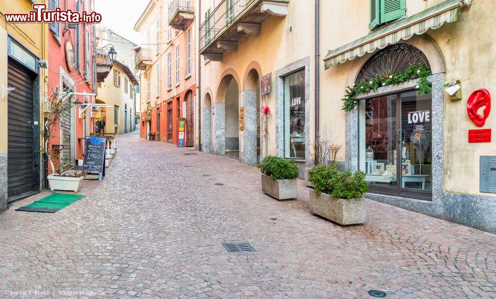 Immagine Passeggiata nel centro storico di Luino in Lombardia - © elesi / Shutterstock.com