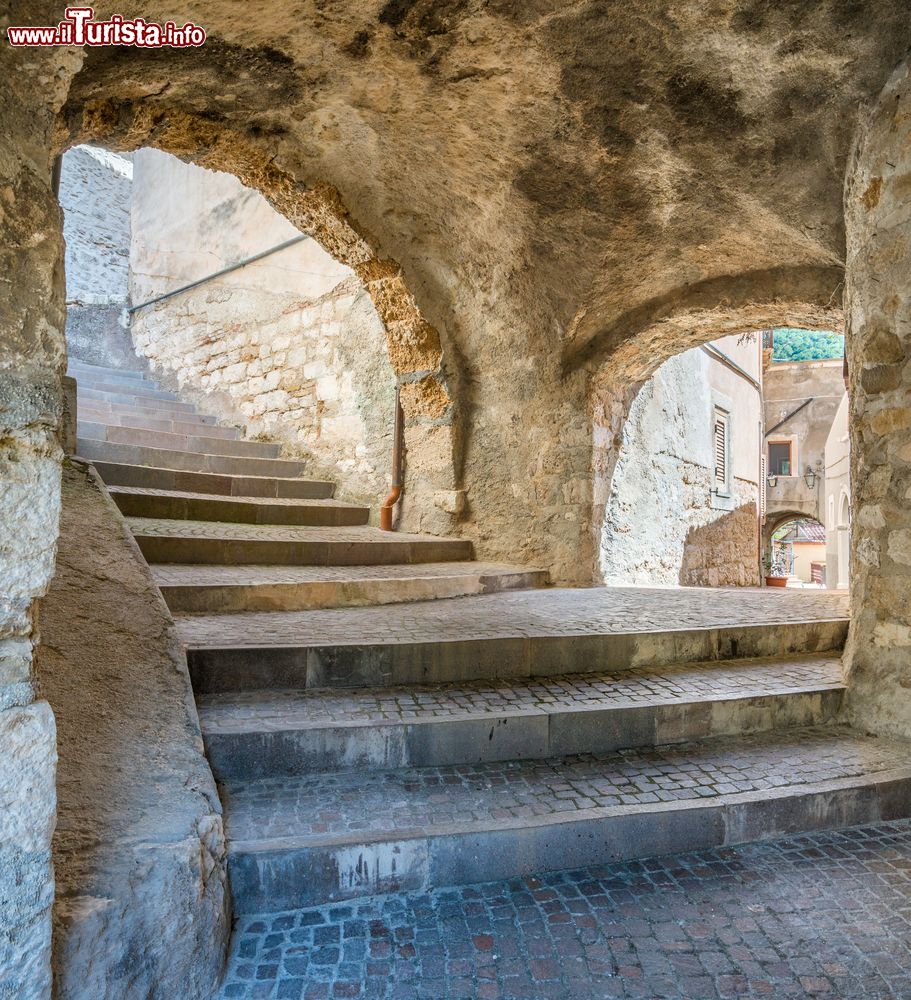 Immagine Passeggiata nel centro storico medievale di Villalago, borgo in Abruzzo