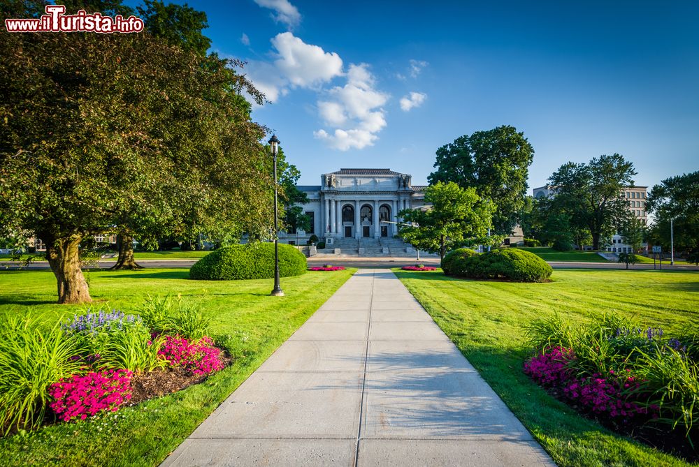 Immagine Passeggiata nel parco e Biblioteca Nazionale del Connecticut a Hartford, USA.