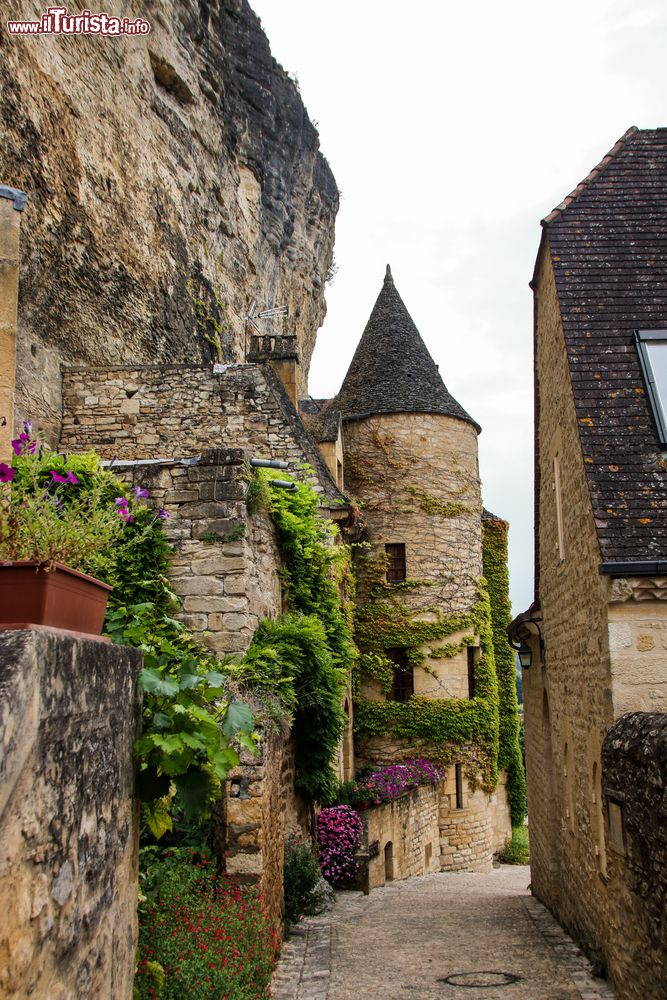 Immagine Passeggiata nel villaggio medievale di La Roque Gageac in Aquitania, uno dei villaggi più belli della Francia