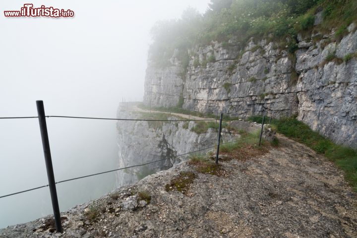 Immagine Passeggiata nella nebbia al Monte Cengio vicino a Asiago, Veneto. Questa località è stata importante teatro di battaglie durante la Prima Guerra Mondiale: la montagna divenne l'ultimo baluardo difensivo all'attacco austroungarico - © 206444392 / Shutterstock.com