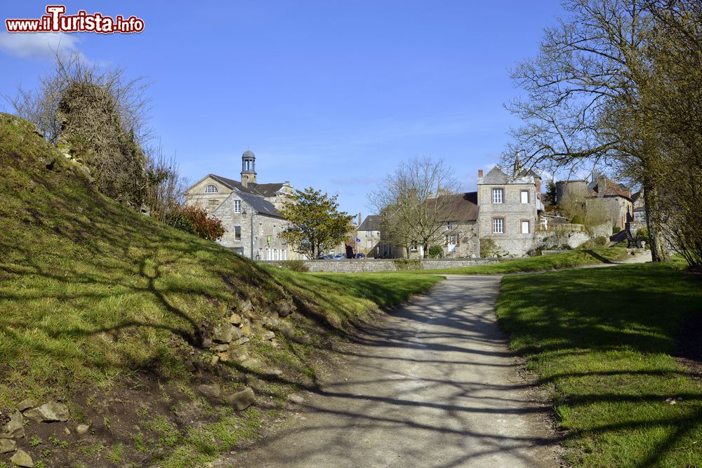 Immagine Passeggiata nella storia tra le case del villaggio di Domfront in Normandia