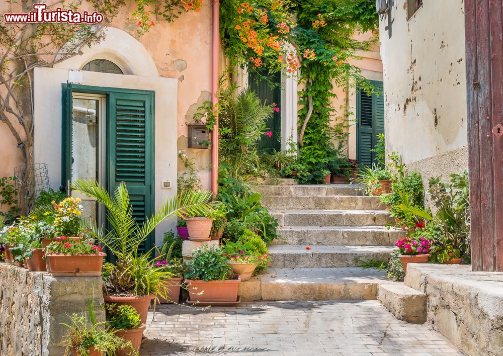 Immagine Passeggiata nelle stradine del centro storico di Modica in Sicilia