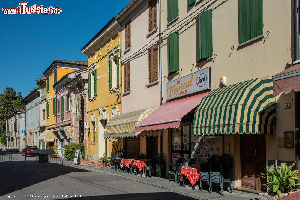 Immagine Passeggiata nelle vie del centro della cittadina di Brescello in Emilia-Romagna - © Karl Allen Lugmayer / Shutterstock.com