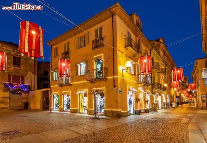 Immagine Passeggiata notturna nel centro di Alba, Piemonte, Italia. Una bella immagine delle vie centrali della città piemontese - © Rostislav Glinsky / Shutterstock.com