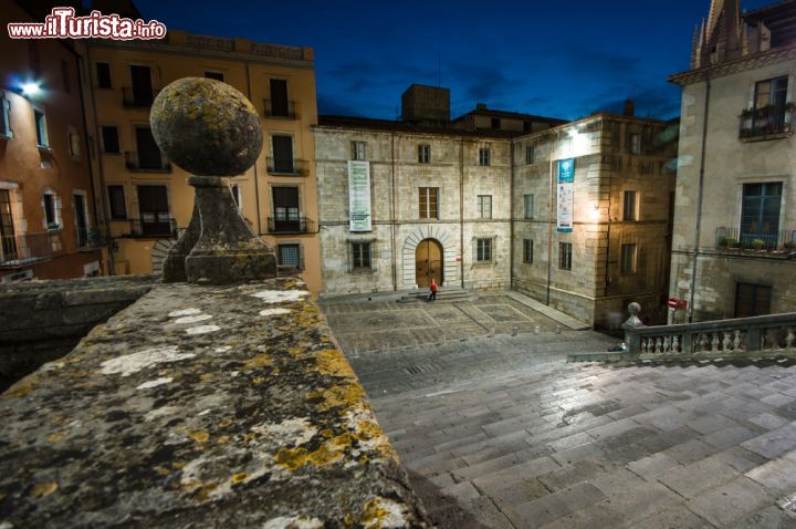 Immagine Girona è una città a misura d'uomo: qui si trova anche un'università che contribuisce a vivacizzare l'ambiente grazie alle migliaia di studenti che la frequentano - © Pabkov / Shutterstock.com