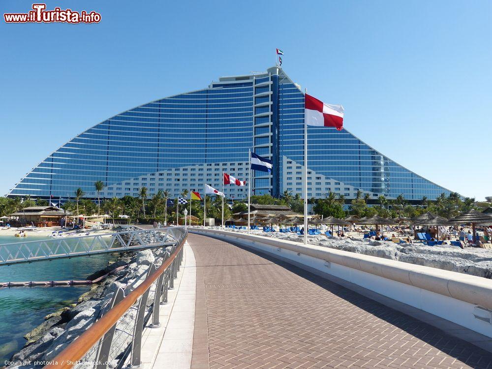 Immagine Passeggiata sino all'Hotel Jumeirah Beach a Dubai, UAE. Questo singolare albergo a forma di onda si affaccia sul Golfo Persico  - © photovla / Shutterstock.com
