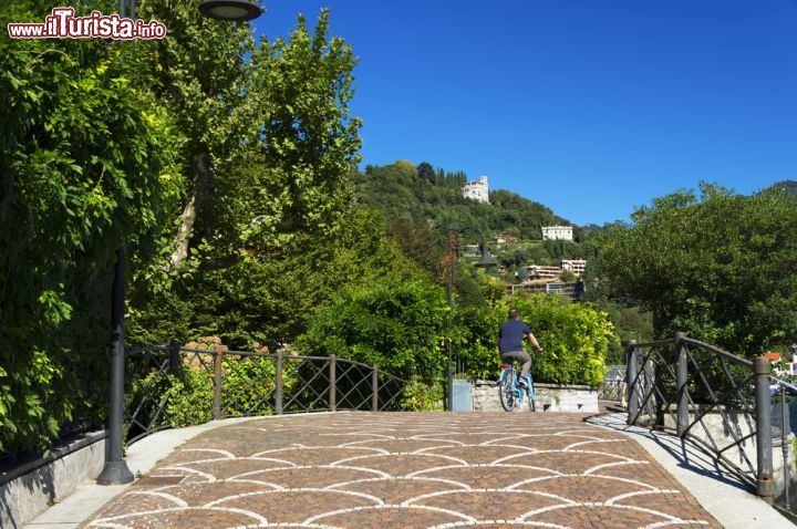 Immagine Passeggiata sul lungolago di Como, Lombardia - Chi desidera ammirare da vicino il lago di Como può passeggiare a piedi o in bicicletta sul lungolago che accompagna alla scoperta delle sue bellezze © Mikadun / Shutterstock.com