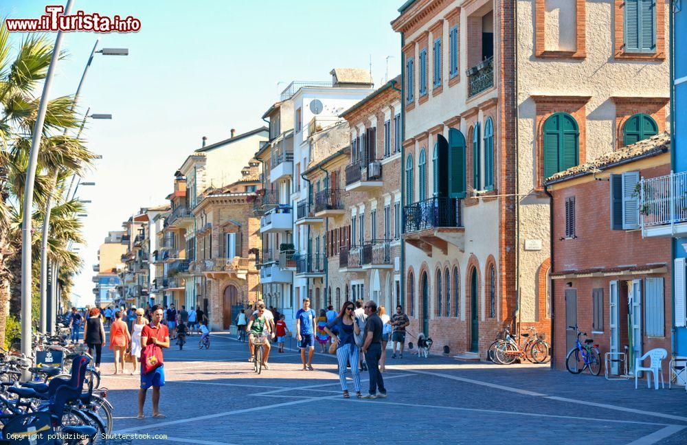 Immagine Passeggiata sul lungomare di Porto Recanati, siamo nella zona del Monte Conero, nelle Marche - © poludziber / Shutterstock.com