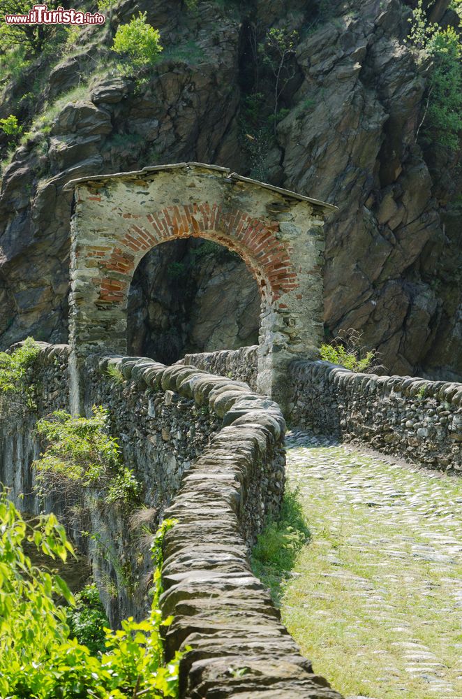 Immagine Passeggiata sul Ponte del Diavolo, il simbolo di Lanzo Torinese, Piemonte.