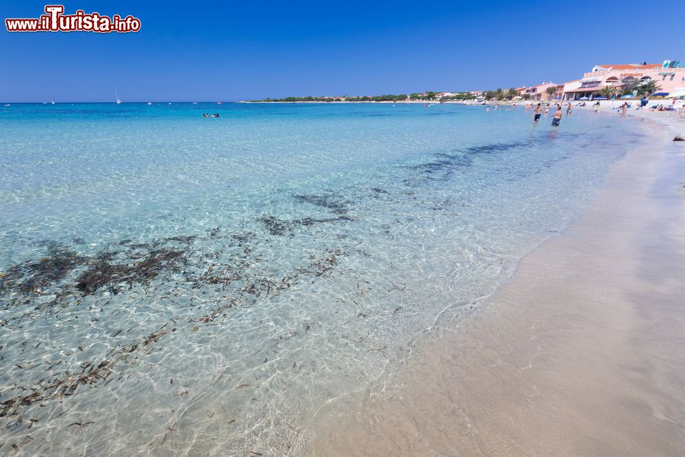 Immagine Passeggiata sulla spiaggia si Putzu idu in Sardegna, costa del golfo di Oristano