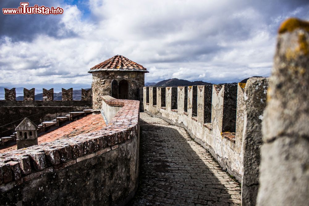 Immagine Passeggiata sulle mura del Castello dei Malaspina a Fosdinovo in Toscana - © Sandro Amato / Shutterstock.com