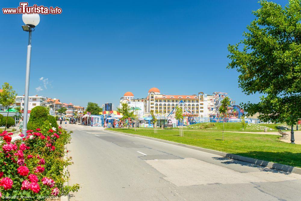 Immagine Passeggiata tra i resort turistici di Obzor, una delle spiagge della Bulgaria. - © Brenik / Shutterstock.com