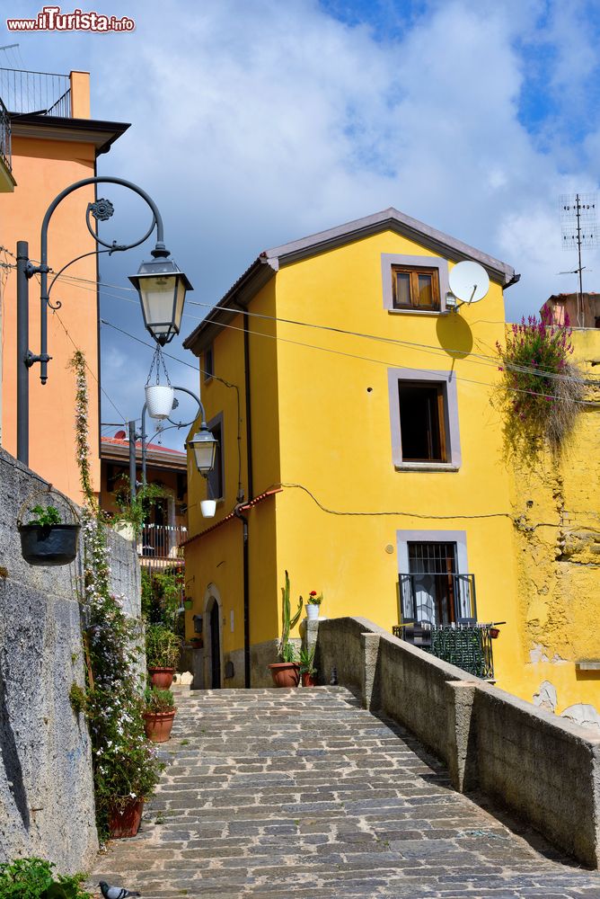 Immagine Passeggiata tra le case colorate di Eboli in Campania, borgo del salernitano