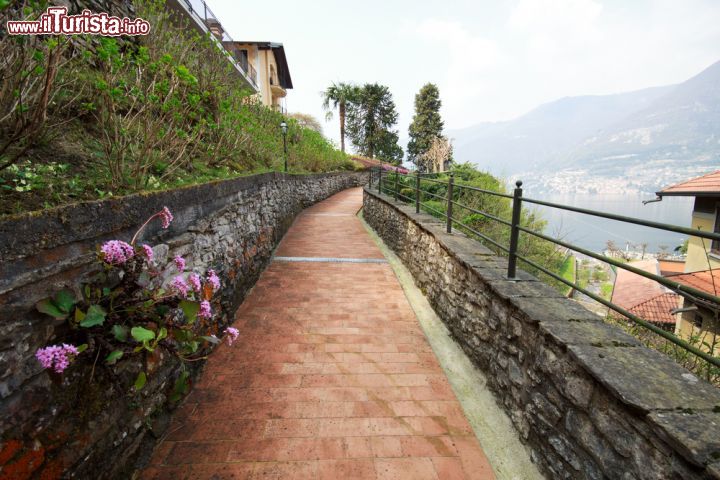 Immagine Passeggiata tra le case del borgo di Faggeto Lario in Lombardia - Lake Como - © Zocchi Roberto / Shutterstock.com