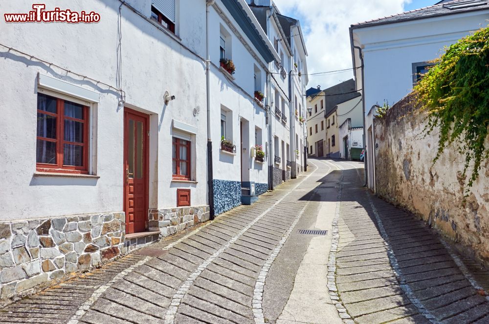 Immagine Passeggiata tra le case del centro di Castropol, il borgo alla foce del fiume Eo in Spagna