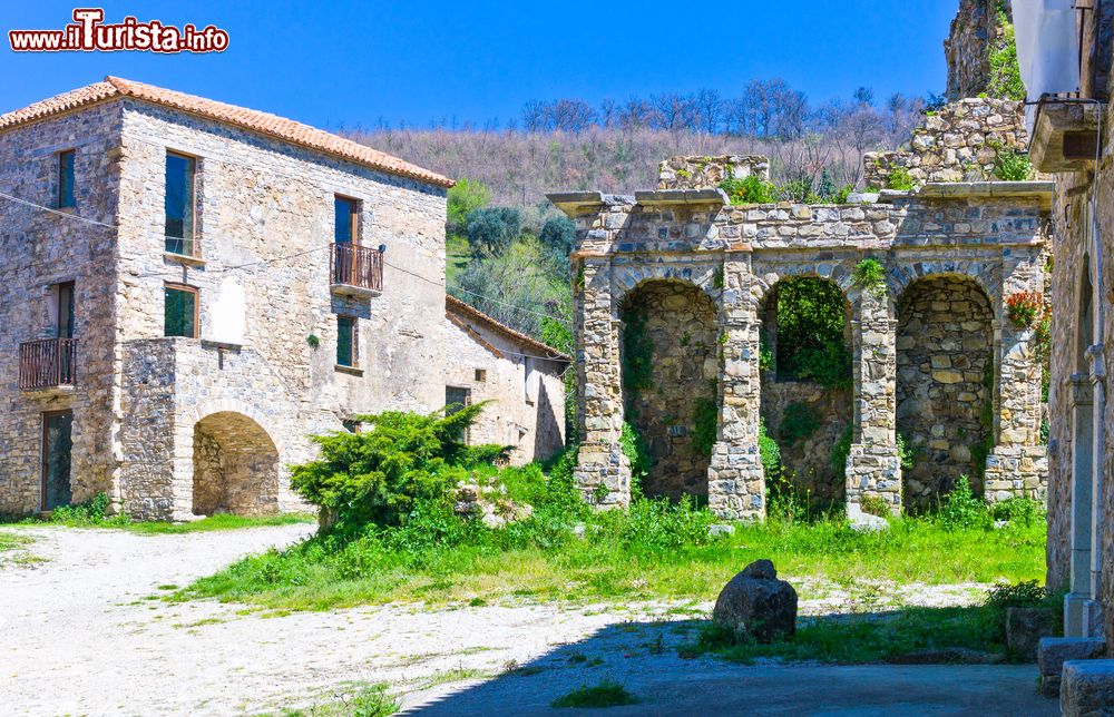 Immagine Passeggiata tra le case diroccate del borgo di Roscigno Vecchia