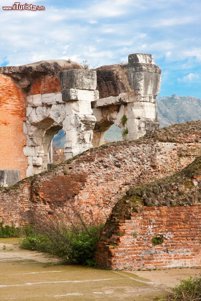 Immagine Passeggiata tra le rovine archeologiche dell'antica Capua