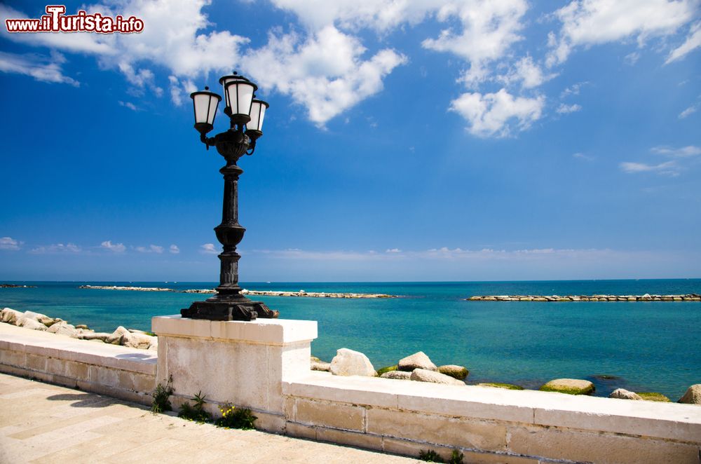 Immagine Passegiata Imperatore Augusto a Bari, Puglia. Tutta la zona di Bari vecchia è circondata da questo lungomare che si estende lungo l'intero percorso della cinta muraria cittadina.