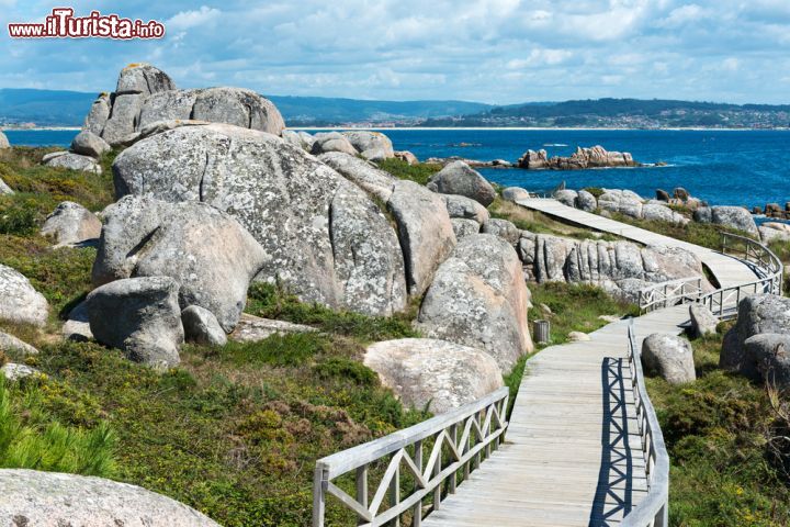 Immagine Passerella in legno attraverso le scogliere a San Vicente do Mar nei pressi di Pontevedra, Galizia. 